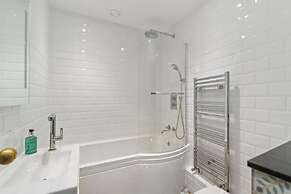 Windermere House - Sea Views Close to Harbour