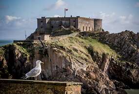 Windermere House - Sea Views Close to Harbour