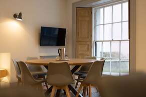 Windermere House - Sea Views Close to Harbour