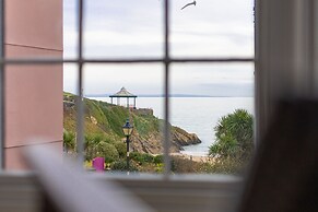 Windermere House - Sea Views Close to Harbour