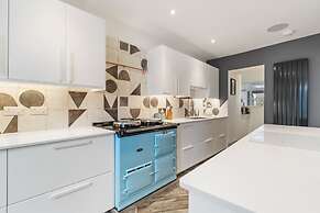 Windermere House - Sea Views Close to Harbour