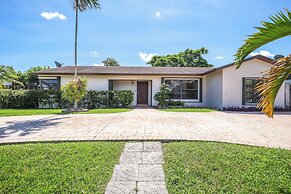 Pet-friendly Home w/ Yard ~ 3 Mi to Zoo Miami!