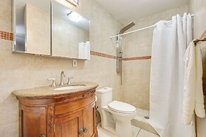 Pet-friendly Home w/ Yard ~ 3 Mi to Zoo Miami!