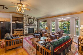 Riverfront Home w/ Hot Tub ~ 19 Mi to Wolf Creek!