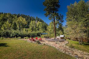 Riverfront Home w/ Hot Tub ~ 19 Mi to Wolf Creek!