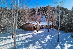 Riverfront Home w/ Hot Tub ~ 19 Mi to Wolf Creek!