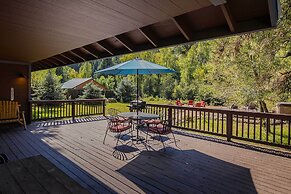 Riverfront Home w/ Hot Tub ~ 19 Mi to Wolf Creek!