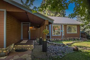 Riverfront Home w/ Hot Tub ~ 19 Mi to Wolf Creek!