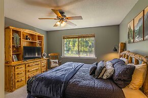 Riverfront Home w/ Hot Tub ~ 19 Mi to Wolf Creek!