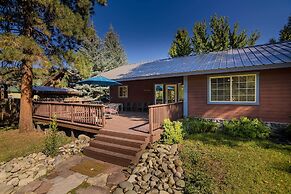 Riverfront Home w/ Hot Tub ~ 19 Mi to Wolf Creek!