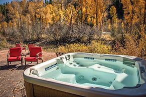 Riverfront Home w/ Hot Tub ~ 19 Mi to Wolf Creek!