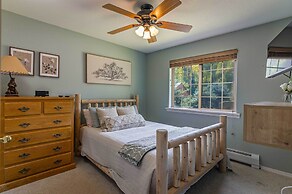 Riverfront Home w/ Hot Tub ~ 19 Mi to Wolf Creek!