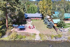 Riverfront Home w/ Hot Tub ~ 19 Mi to Wolf Creek!