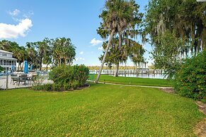 Walk to Pool: Riverfront Condo in Welaka!