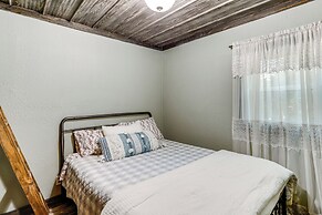 Near Fishing & Hiking: Ozark Getaway!