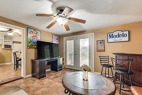 Fire Pit & Grill: Victoria Home Near Downtown