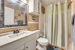 Fire Pit & Grill: Victoria Home Near Downtown