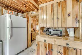 Cozy Cabin Near Grindstone Lake & Downtown!