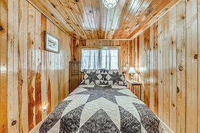 Cozy Cabin Near Grindstone Lake & Downtown!