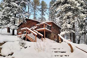 Cozy Cabin Near Grindstone Lake & Downtown!