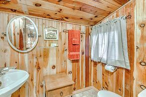 Cozy Cabin Near Grindstone Lake & Downtown!