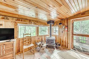 Cozy Cabin Near Grindstone Lake & Downtown!