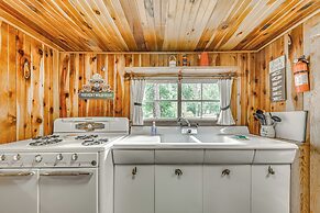 Cozy Cabin Near Grindstone Lake & Downtown!