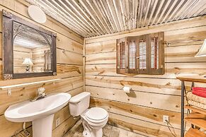 Cozy Cabin Near Grindstone Lake & Downtown!