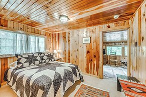 Cozy Cabin Near Grindstone Lake & Downtown!