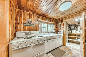 Cozy Cabin Near Grindstone Lake & Downtown!