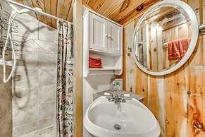 Cozy Cabin Near Grindstone Lake & Downtown!