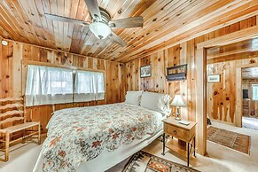 Cozy Cabin Near Grindstone Lake & Downtown!