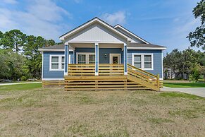1 Mi to Dtwn Manteo: Dog-friendly Home w/ Deck