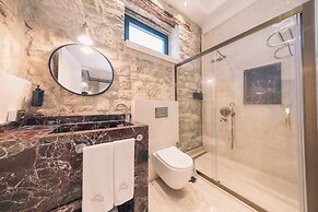 Atrium Suites