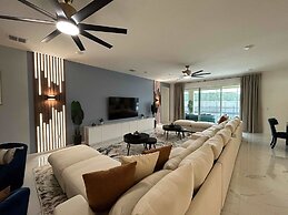 Luxury Home - ALL the Extras - Sleeps 39