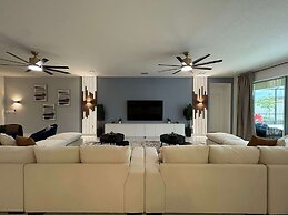 Luxury Home - ALL the Extras - Sleeps 39