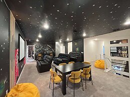 Luxury Home - ALL the Extras - Sleeps 39