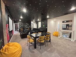 Luxury Home - ALL the Extras - Sleeps 39