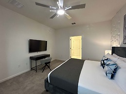 Luxury Home - ALL the Extras - Sleeps 39