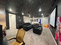 Luxury Home - ALL the Extras - Sleeps 39