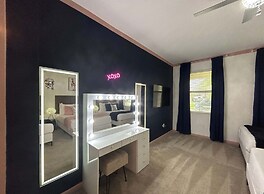 Luxury Home - ALL the Extras - Sleeps 39