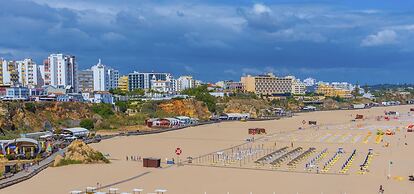 BnB Homes Elegant Apartment 50 m Walk From Beach
