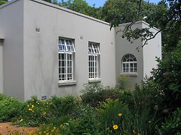 Modern Studio set an Expansive Garden - 2253
