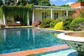 Modern Studio set an Expansive Garden - 2253