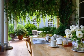 Modern Studio set an Expansive Garden - 2253