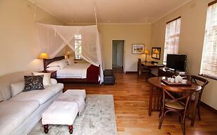 Modern Studio set an Expansive Garden - 2253