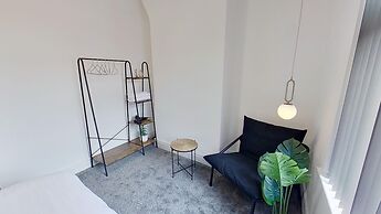 Salford-house-sleeps6-parking-garden-wifi