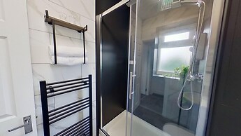Salford-house-sleeps6-parking-garden-wifi