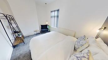 Salford-house-sleeps6-parking-garden-wifi