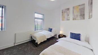 Salford-house-sleeps6-parking-garden-wifi